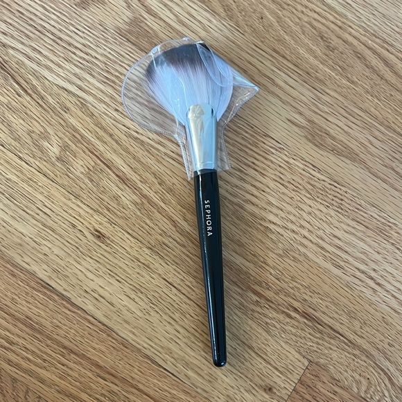 SEPHORA COLLECTION PRO Featherweight Fan Brush #92 - Picture 2 of 3
